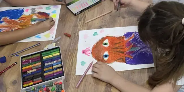 Atölyede çocuklar yağlı pastelle çalışıyor